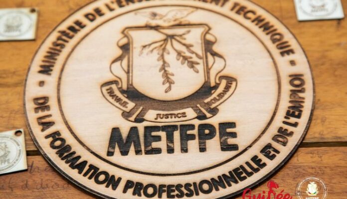 Le-ministre-Alpha-Bacar-Barry-inaugure-le-FABLAB-2-750x430