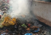 Conakry: la population d’Enco 5 s’acharne sur le muret de leur marché