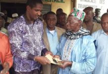 Pita: le Ministre Mouctar Diallo offre une benne à ordures aux populations