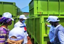 Guinée/Assainissement: le Ministère des Travaux Publics remet 104 bacs à ordures au Ministère en charge de l’assainissement