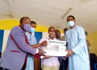 Guinée/Autonomisation des jeunes filles: le MJEJ remet des machines à coudre au centre Alliance couture d’Hamdallaye