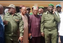MUHAT : Le Ministre Ousmane Gaoual Diallo confère avec le personnel du Bureau de la Conservation foncière de Labé