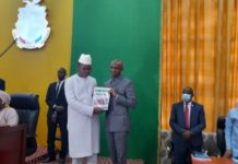 CNT: Dansa Kourouma remet le rapport final de la mission de consultations des conseillers nationaux au gouvernement