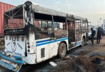 Sénégal : l’attaque d’un bus suite à l’incarcération de l’opposant Ousmane Sonko fait deux morts à Dakar